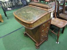 18th century walnut Davenport with lidded stationery holder, leather skiver to lifting lid & 4