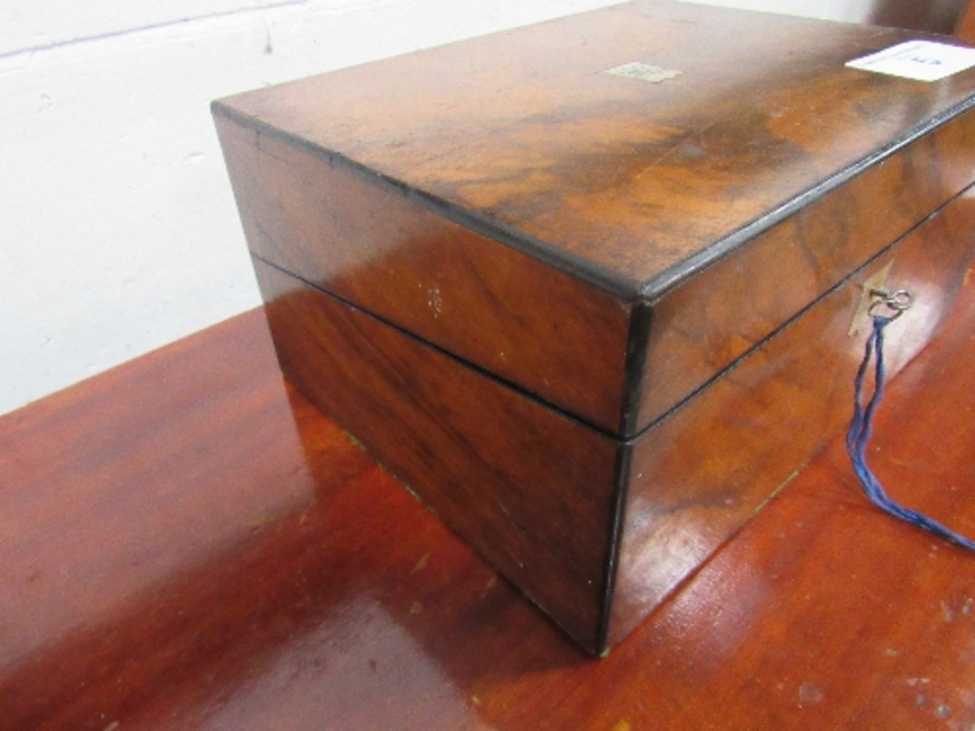 Victorian cross-cut walnut writing slope with glass inkwell, working lock & key. Estimate £40-60 - Image 2 of 5