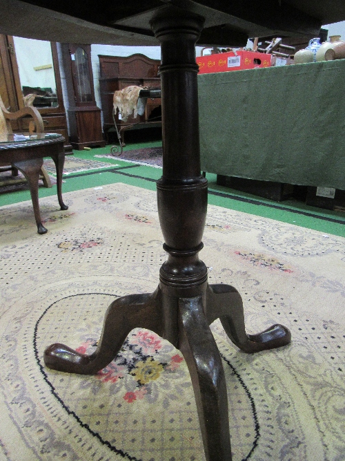 Oak circular tilt-top pedestal table to 3 legs on pad feet, diameter 73cms, height 70cms. - Image 4 of 4