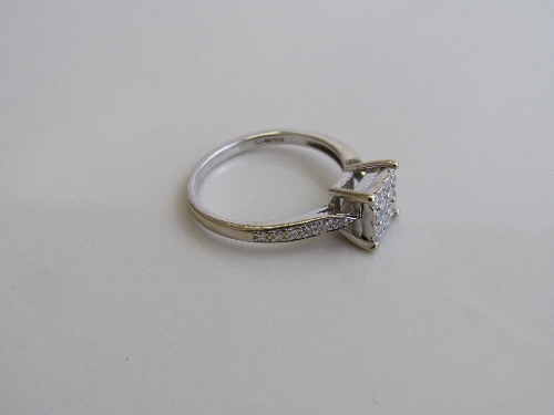 18ct white gold & diamond ring in square setting, 0.7cms x 0.7cms with diamonds to shoulders, size - Image 3 of 4