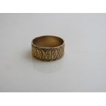 9ct gold decorated band, size M, weight 3.1gms. Estimate £35-50