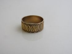 9ct gold decorated band, size M, weight 3.1gms. Estimate £35-50