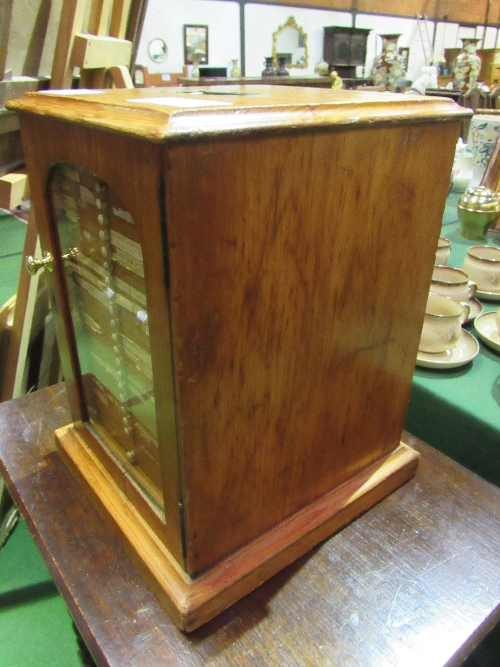 Pine microscope display cabinet, 21 drawers over 1 large drawer, carrying handle, 31 x 33 x 41cms. - Image 2 of 5