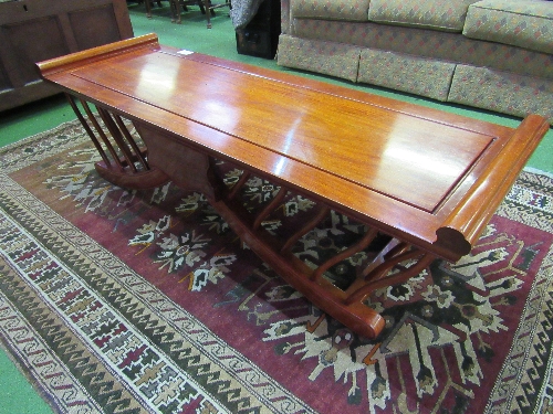 Hardwood large spindle sided coffee table, 150 x 50 x 45cms. Estimate £20-30 - Image 2 of 3
