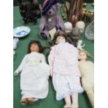 4 dolls including a miniature and a Simon Halbig; 4 ceramic dolls heads; & a Hermann teddy bear. Est