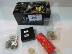 Box of costume jewellery. Estimate £10-20