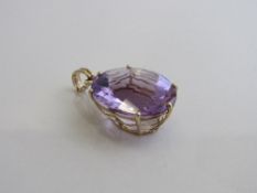 9ct gold & amethyst pendant, 2.5cms x 2cms (convex cut), weight 8.6gms. Estimate £350-400