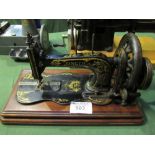 1885 Singer 'New Family' hand operated sewing machine. Est £20-40 plus VAT on the hammer price