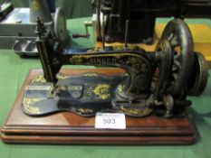 1885 Singer 'New Family' hand operated sewing machine. Est £20-40 plus VAT on the hammer price