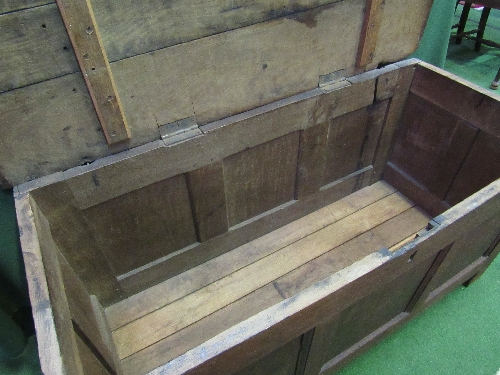 Oak panel chest, 116 x 50 x 60cms. Estimate £70-100 - Image 3 of 5