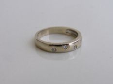 18ct gold band with 5 diamonds, size M, weight 3.2gms. Estimate £160-180