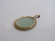 9ct gold circular jade pendant, diameter 2.5cms. Estimate £60-80