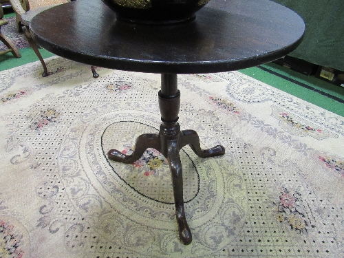 Oak circular tilt-top pedestal table to 3 legs on pad feet, diameter 73cms, height 70cms. - Image 3 of 4