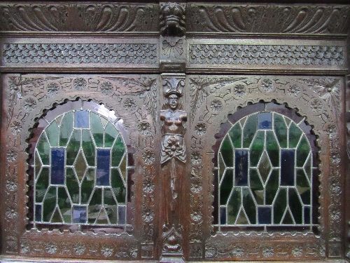 Large ornately carved continental dresser/cabinet with 2 stained glass fronted doors to cabinet over - Image 3 of 11