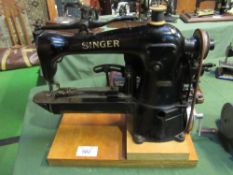 1928 Singer 69-5 Industrial button sewer. Est £20-40 plus VAT on the hammer price