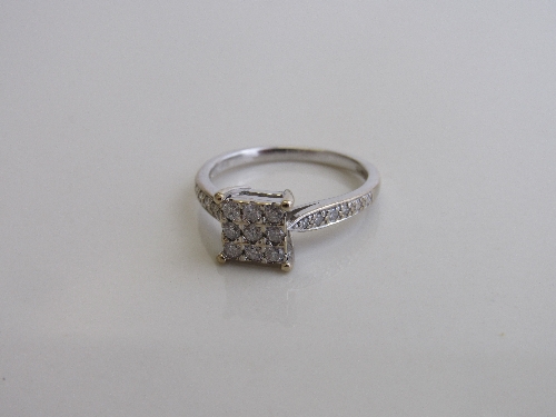 18ct white gold & diamond ring in square setting, 0.7cms x 0.7cms with diamonds to shoulders, size - Image 2 of 4