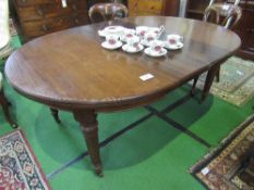 Edwardian mahogany wind-out dining table complete with 2 leaves, reeded turned legs to casters,