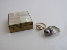 Jewellery box containing - Mother of pearl pill box with 4 pearls, 2 fashion rings and 1 pencil/