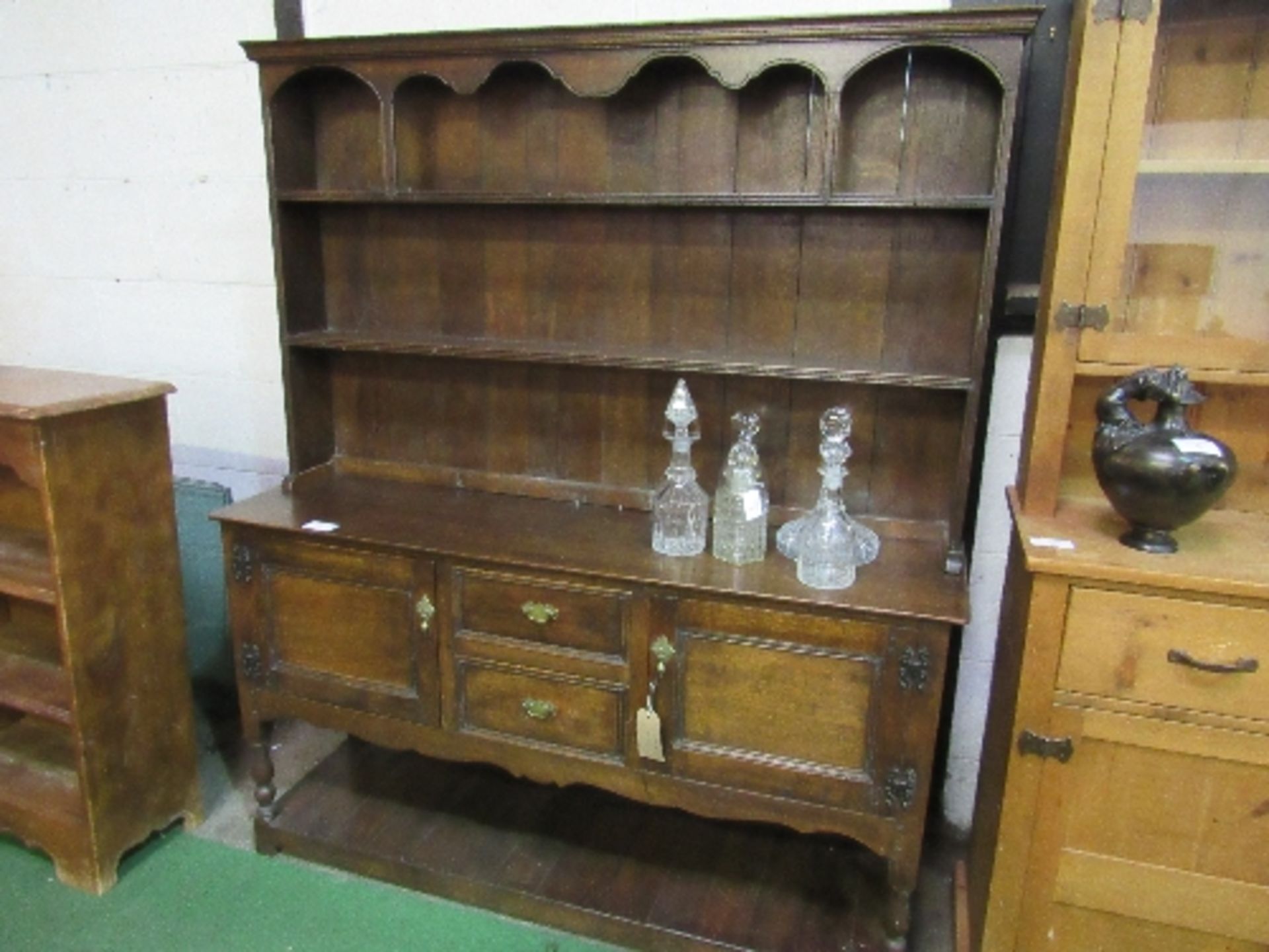 Oak dresser with 2 open shelves over 2 cupboards flanking 2 drawers & display shelf beneath, 153 x - Image 2 of 7