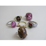 6 various fashion rings. Estimate £15-20