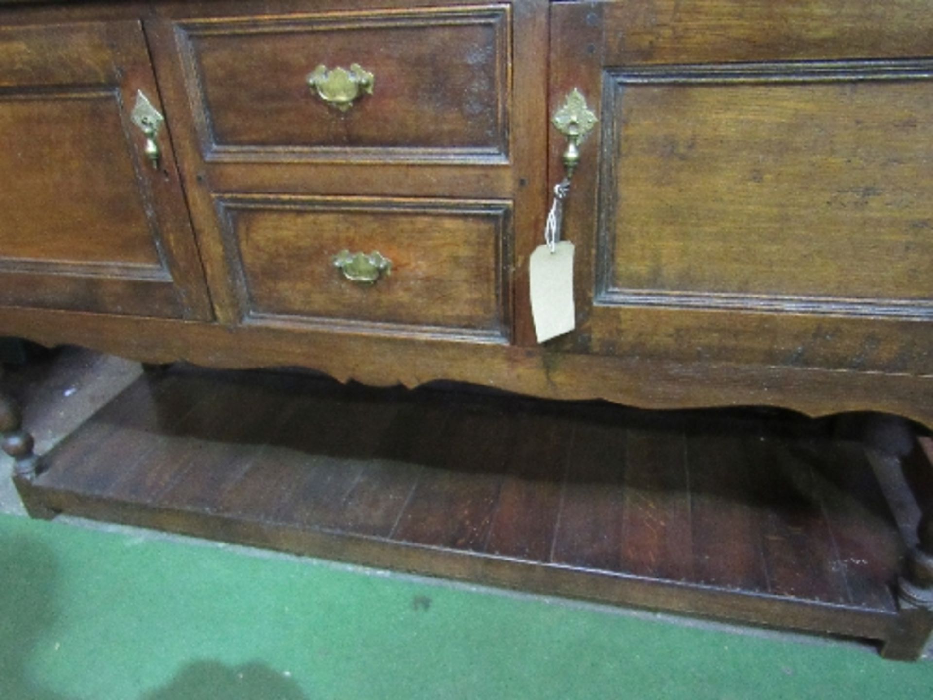 Oak dresser with 2 open shelves over 2 cupboards flanking 2 drawers & display shelf beneath, 153 x - Image 6 of 7