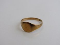 18ct gold plain signet ring size P weight 2.7gms. Est £60-70