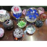 18 glass paperweights including Caithness. Estimate £30-40