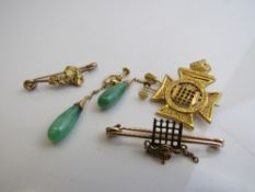 A pair of 18ct gold and jade drop earrings and 3no gold coloured brooches. Estimate £30-50