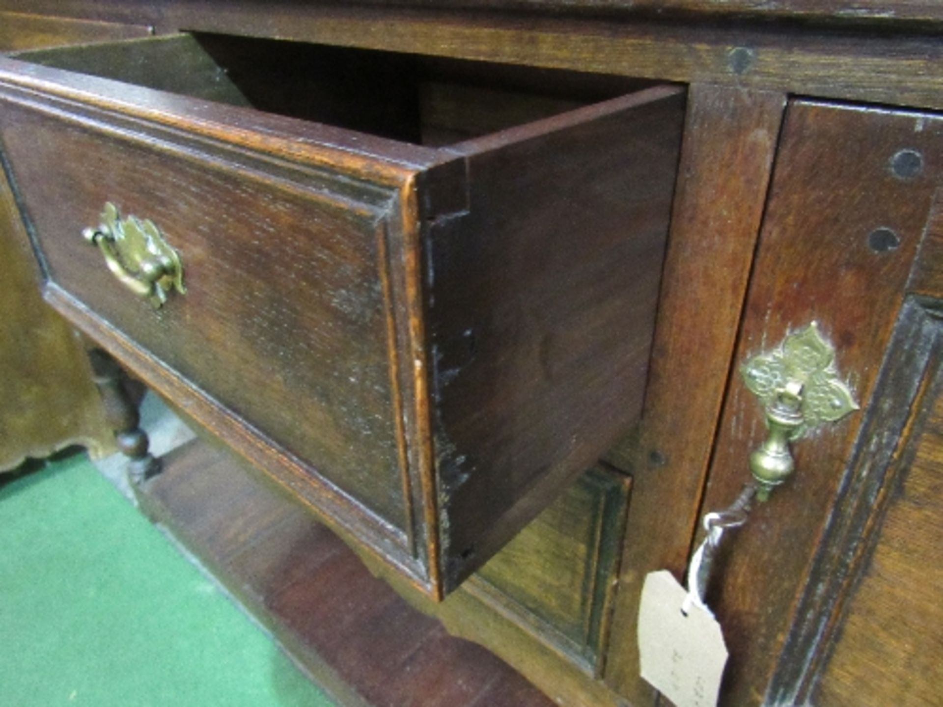 Oak dresser with 2 open shelves over 2 cupboards flanking 2 drawers & display shelf beneath, 153 x - Image 4 of 7