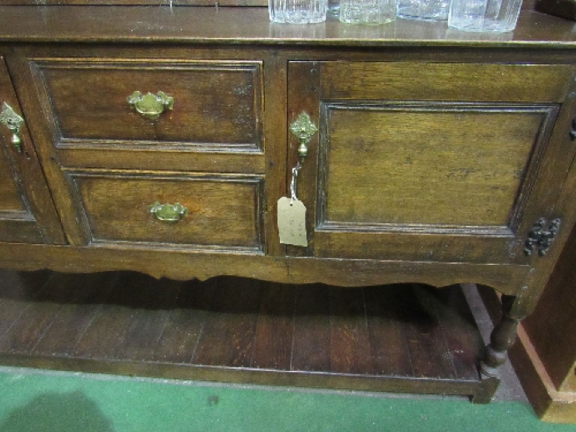 Oak dresser with 2 open shelves over 2 cupboards flanking 2 drawers & display shelf beneath, 153 x - Image 3 of 7