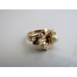 18ct gold leaf shaped ring with a centre pearl, weight 4.9gms size M 1/2. Est £120-150