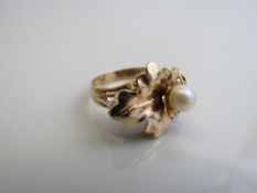 18ct gold leaf shaped ring with a centre pearl, weight 4.9gms size M 1/2. Est £120-150