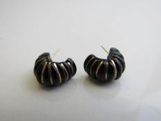 14ct gold black and gold earrings. Est £20-30