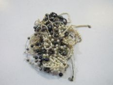 Bag of seed pearls and freshwater pearl jewellery. Est £20-30