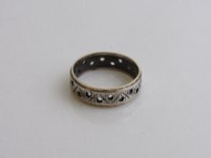 Hallmarked 9ct white and yellow gold wedding band, weight 2.4gms size M. Est £25-35
