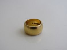 22ct gold band, weight 16gms, 1.00mm wide. Est £450-480