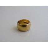 22ct gold band, weight 16gms, 1.00mm wide. Est £450-480
