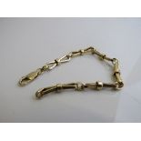 18ct gold bow chain bracelet weight 8.3gms length 19cms. Est £180-200