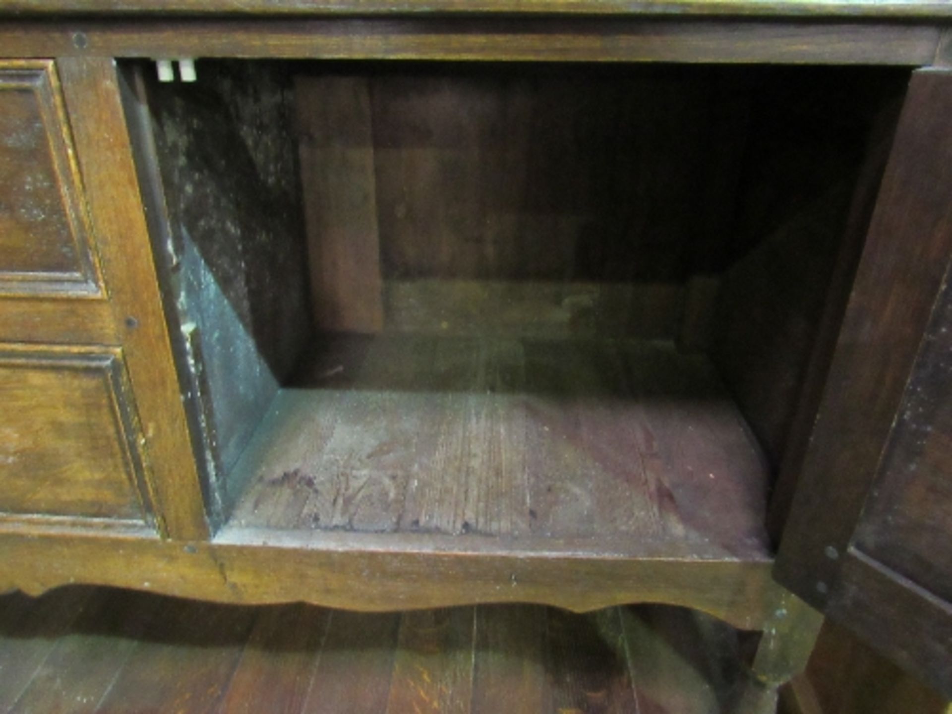 Oak dresser with 2 open shelves over 2 cupboards flanking 2 drawers & display shelf beneath, 153 x - Image 5 of 7