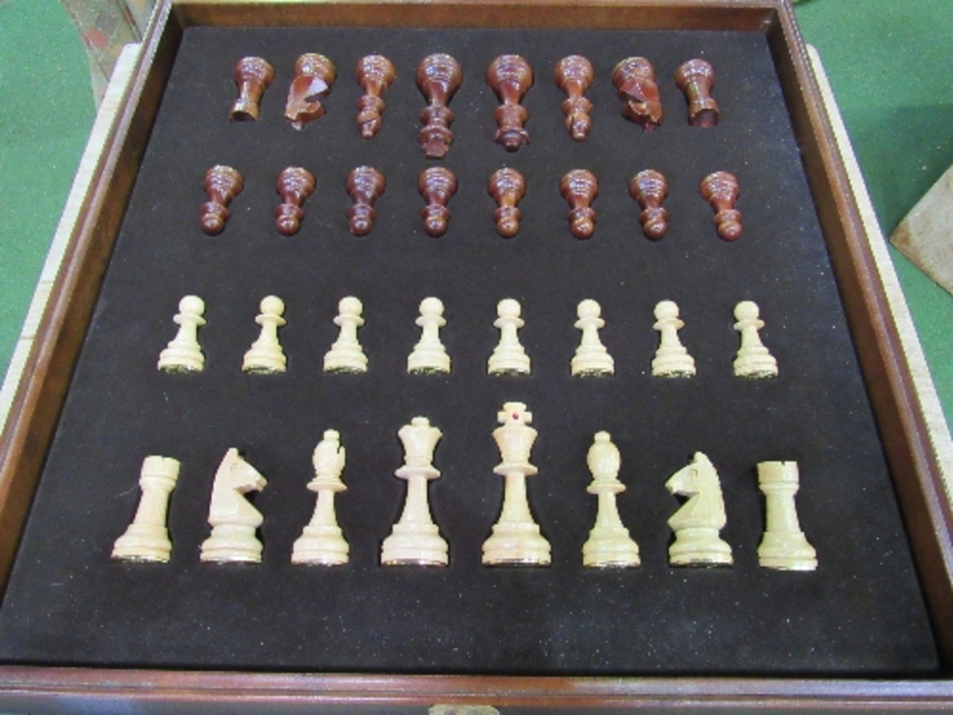 Franklin Mint traditional 'World Chess Federation' chess set c/w chequer board. Estimate £40-60 - Image 2 of 4