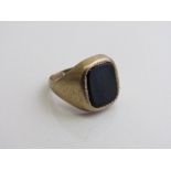 9ct gold gent's signet ring set with a rectangular black stone (scratched and chipped), weight