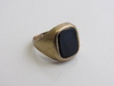 9ct gold gent's signet ring set with a rectangular black stone (scratched and chipped), weight