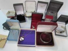 13 pieces of silver jewellery, mainly in boxes. Estimate £40-50