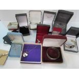 13 pieces of silver jewellery, mainly in boxes. Estimate £40-50