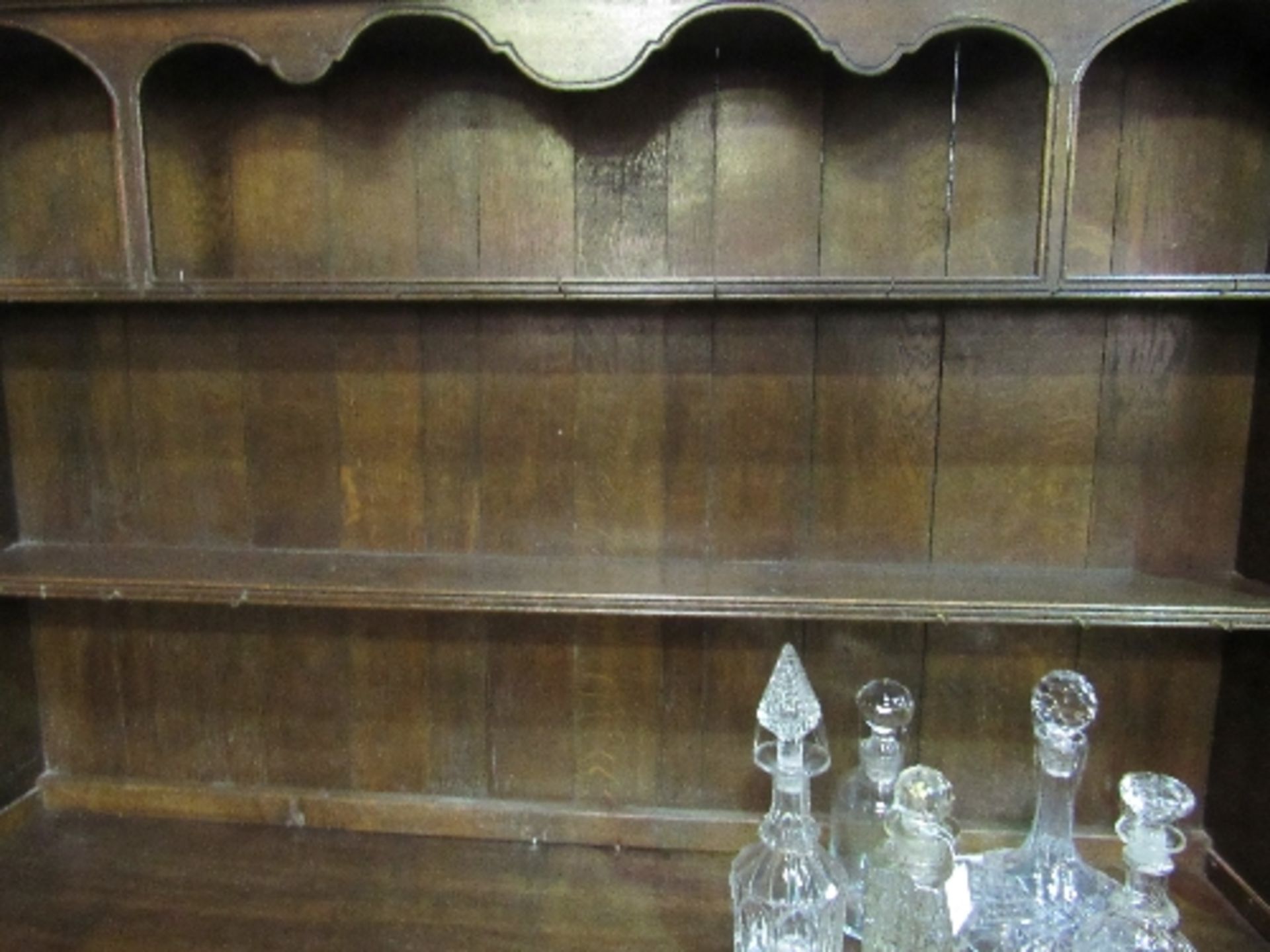 Oak dresser with 2 open shelves over 2 cupboards flanking 2 drawers & display shelf beneath, 153 x - Image 7 of 7