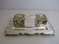 Sterling silver footed inkwell & pen stand with scalloped edges. Hallmarked Chester 1924. 410gms