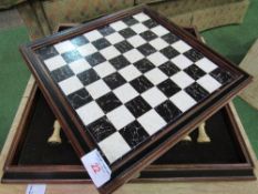 Franklin Mint traditional 'World Chess Federation' chess set c/w chequer board. Estimate £40-60