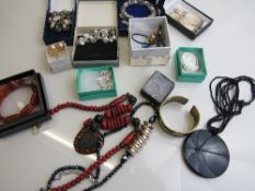 Bag of costume jewellery. Estimate £10-20