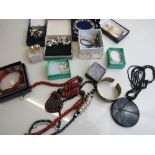 Bag of costume jewellery. Estimate £10-20