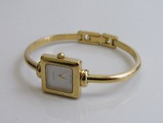 Gucci 1900L gold plated lady's watch with bracelet strap, serial no. 0243663. Estimate £80-100